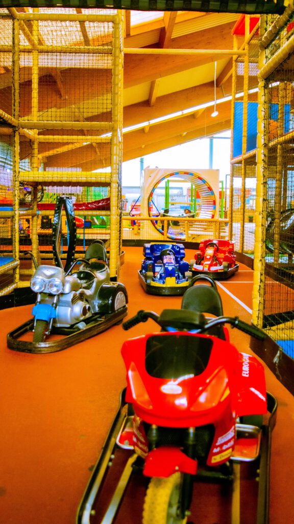 Kartbahn mit Elektro-Fahrzeugen, dahinter das Hamsterrad
