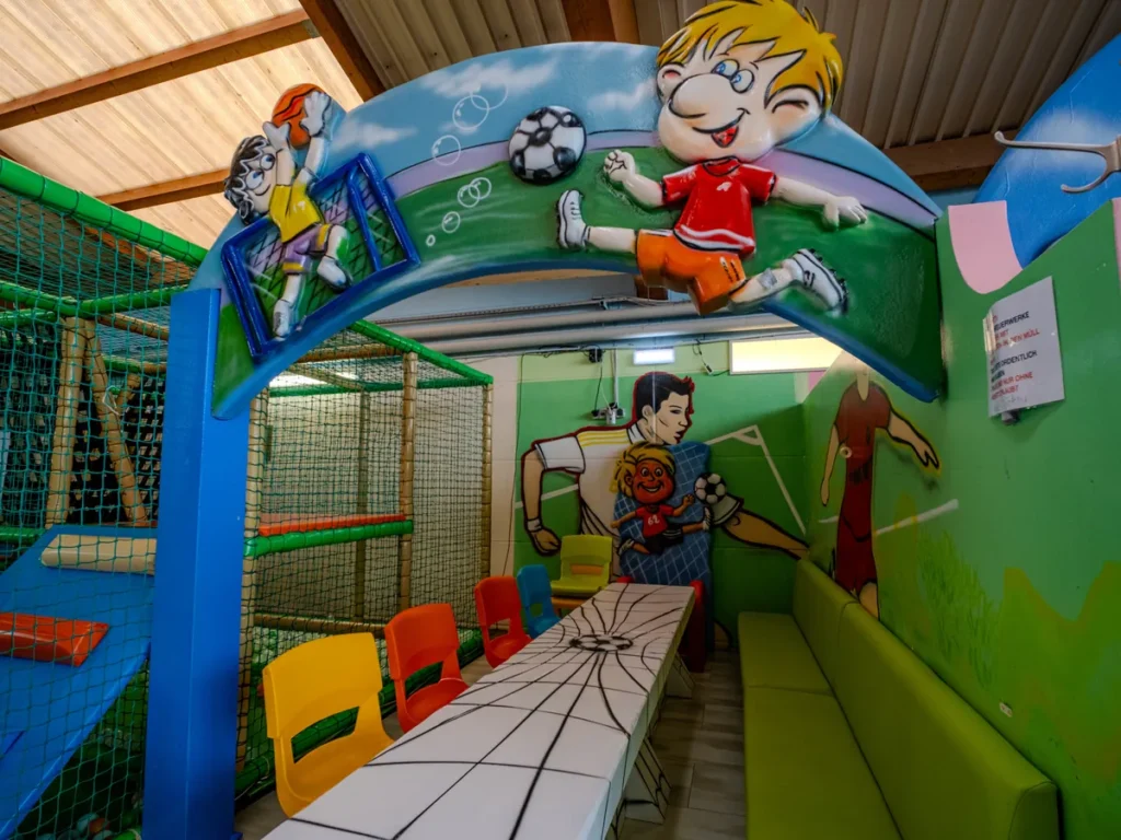 Fußball Geburtstagsbox im Tiggolino mit Spielfeld-Motiv