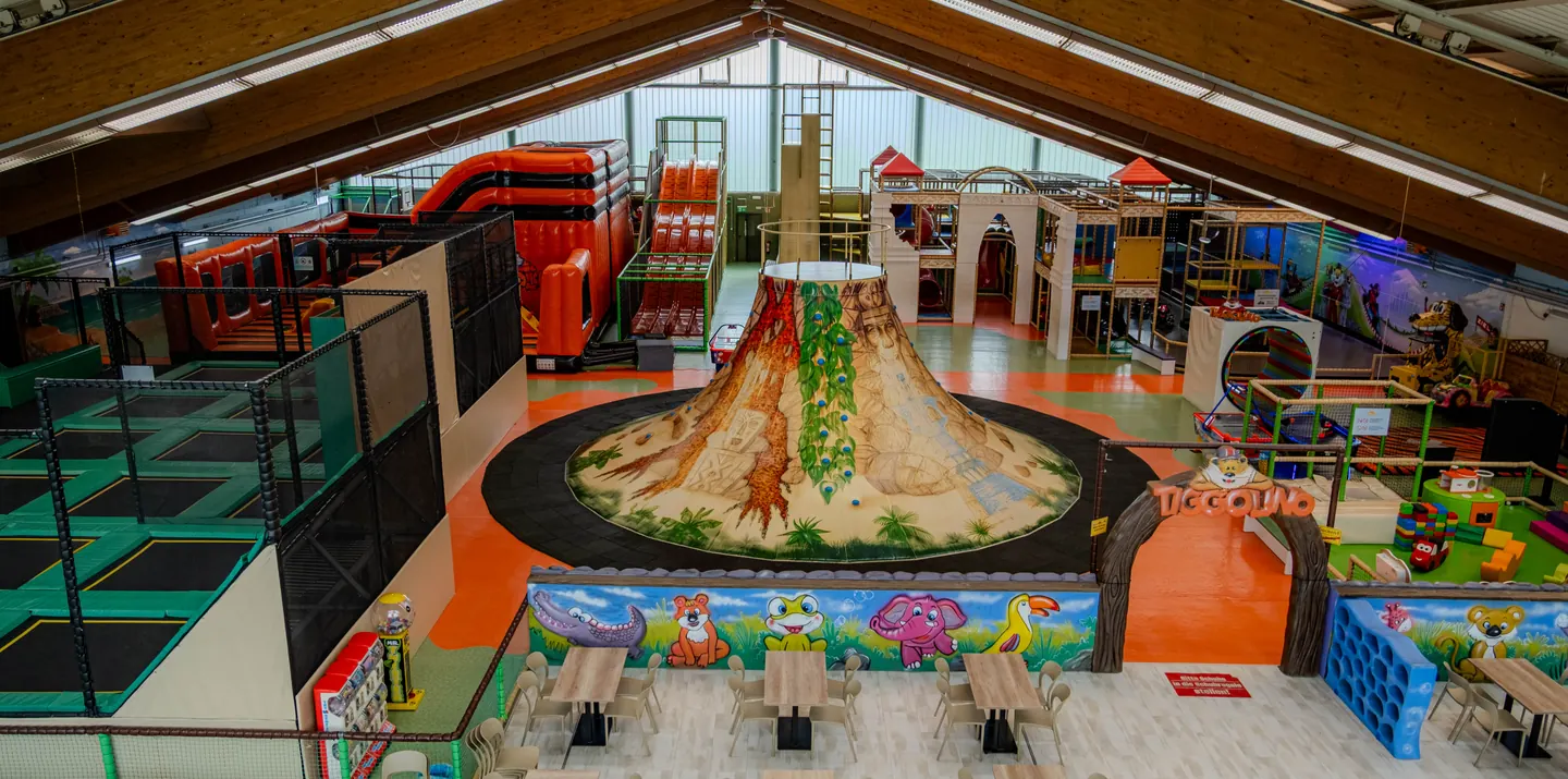 Blick über die 2.300 m² große Tiggolino Halle mit Klettervulkan, Trampolinpark und Sitzbereich