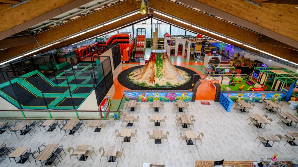 Die 2.300 m² große Halle des Tiggolino, Indoorspielplatz zwischen Frankfurt, Darmstadt und Rüsselsheim