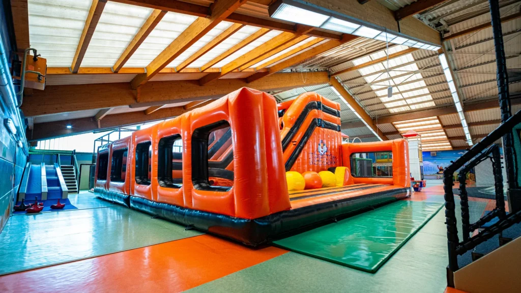 Aufblasbarer Hindernisparcours