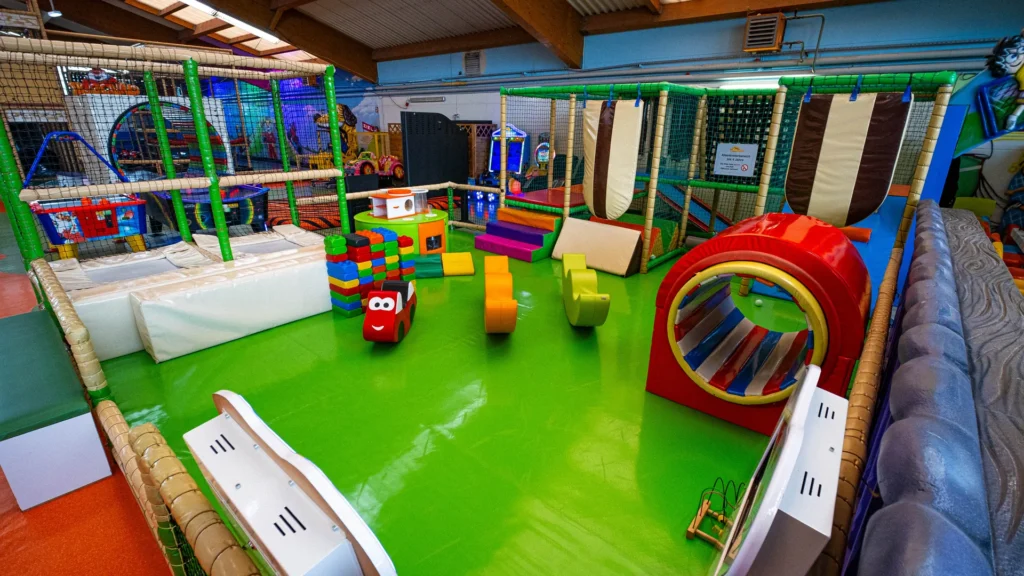 Kleinkindbereich mit Softplay und Bobby-Cars