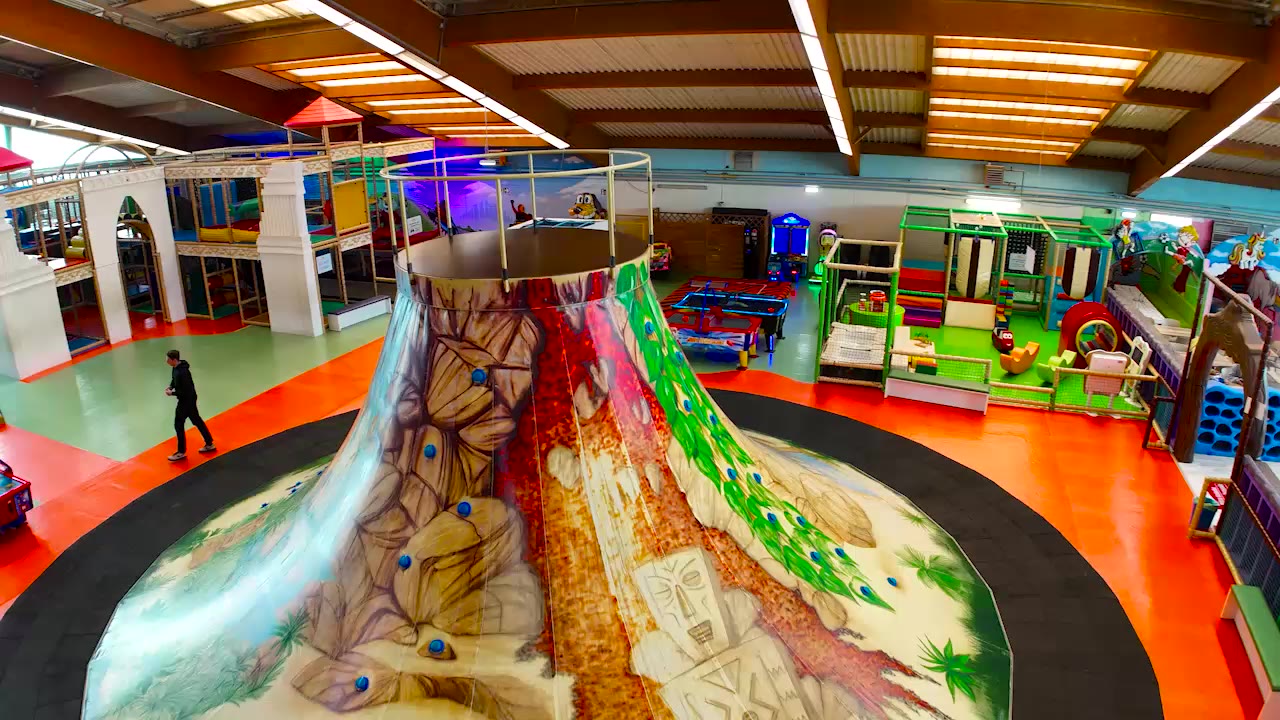 Blick über die 2.300 m² große Tiggolino Halle mit Klettervulkan, Trampolinpark und Sitzbereich